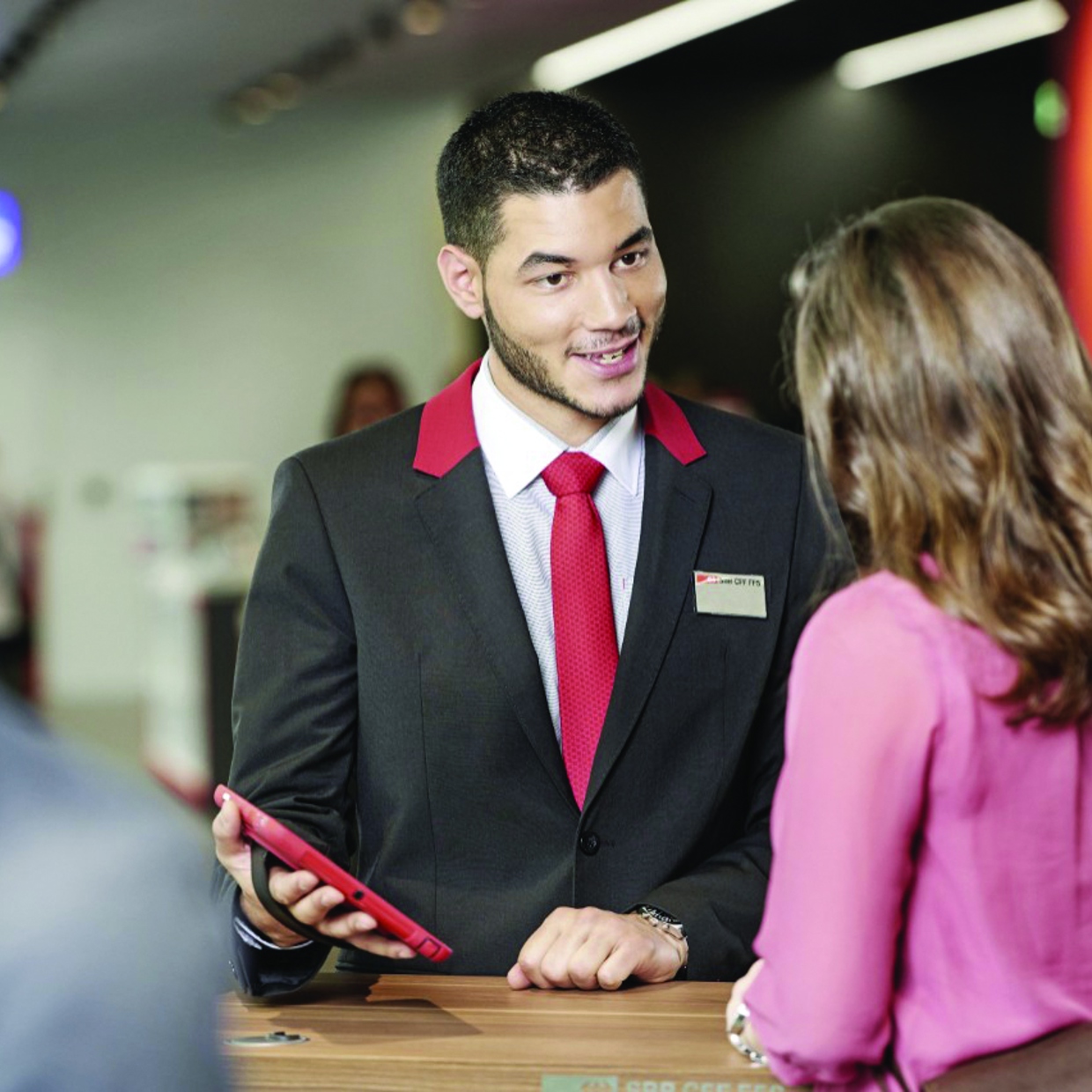 Un conseiller à la clientèle des CFF conseille une cliente